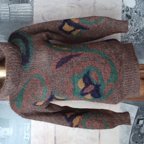 Laura Johnson sweater - Picture 10 of 16